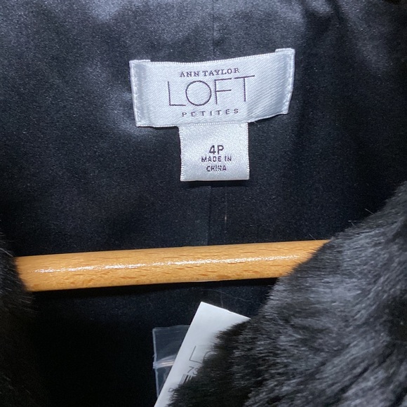NWT Cropped Loft Black Faux Fur Jacket, Size 4P - Picture 2 of 5